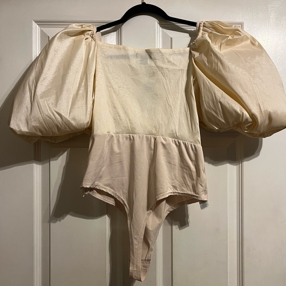 Pretty Little Thing Plus Cream Extreme Puff Sleeve Bodysuit Size:12 - Picture 8 of 8